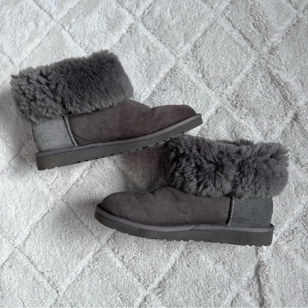 Ugg | Gray Bailey Button Boots Big Kids Style 5991Y | Size 5